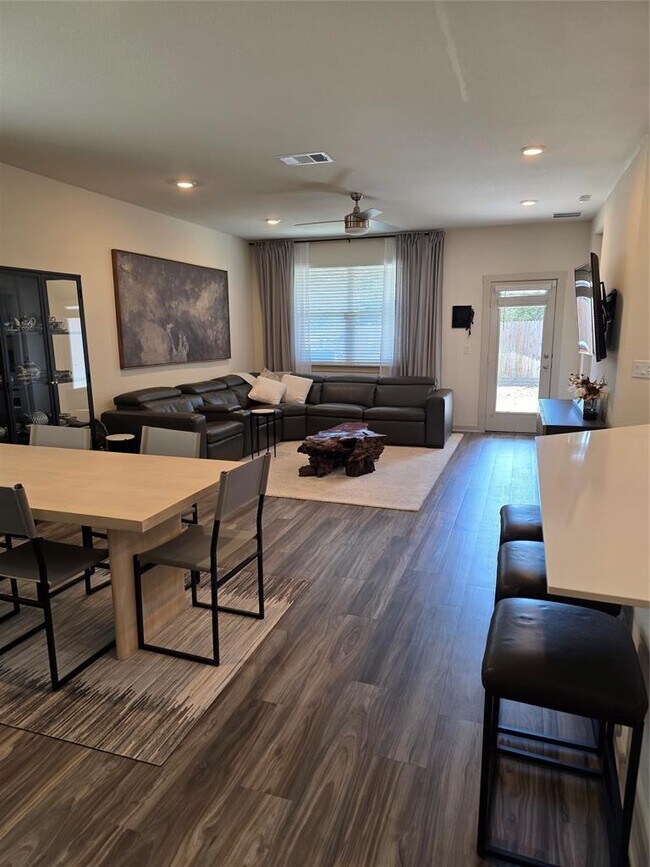 Foto del edificio - 8415 Linda Michelle Ln