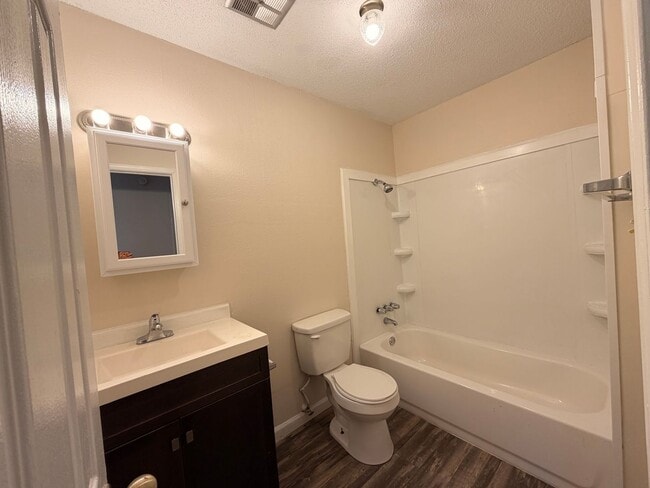 Foto del edificio - 1502 S Commerce Ave