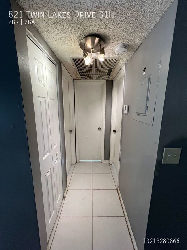 Building Photo - 821 Twin Lakes Dr