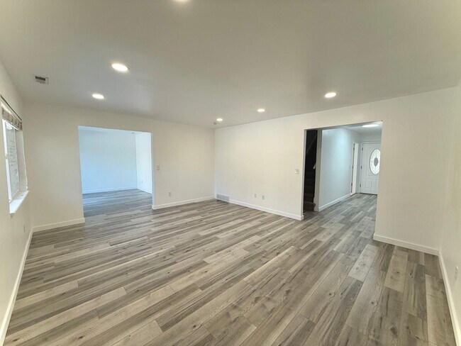 Foto del edificio - 3 Bedroom Home in Holladay Available August 1st