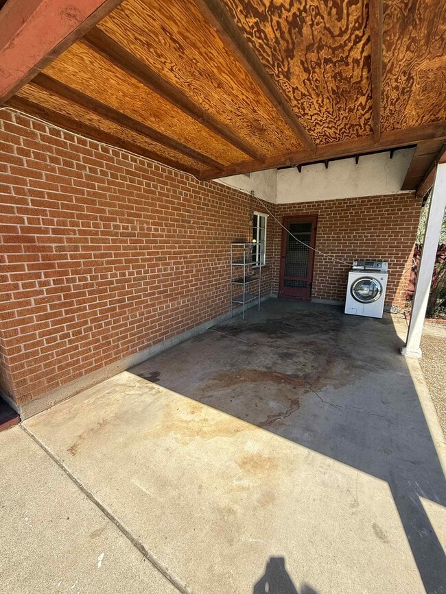 Building Photo - 214 N Ave Carolina