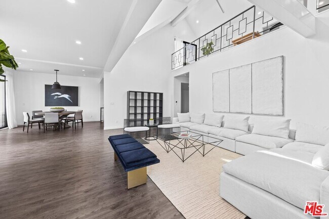 Foto del edificio - 8755 Shoreham Dr