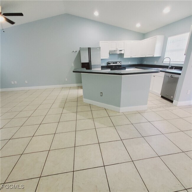 Foto del edificio - 779 Bedford Dr