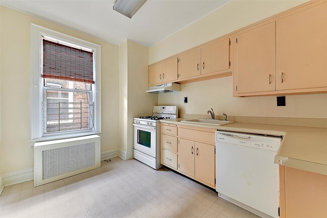 Building Photo - 3633 Greystone Ave