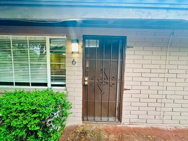 Building Photo - Spacious 2 Bedroom Townhome Style with Vau...