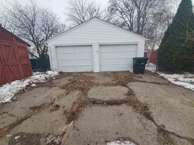Building Photo - 3-Bedroom Rock Island Home with 2-Car Garage