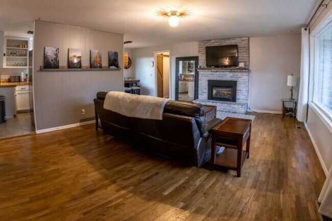Foto del edificio - 3 Bedroom 1.5 Bath with Bonus Room