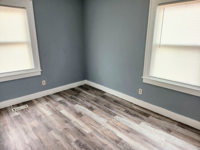 Foto del edificio - 5329 Woodland Ave