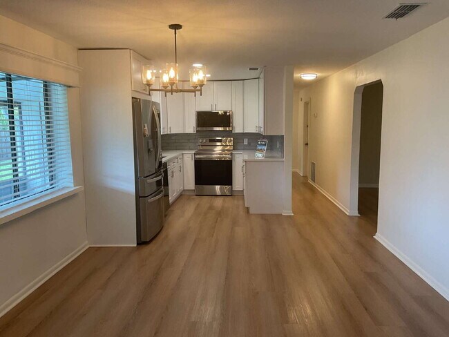 Foto del edificio - Charming 3-Bedroom Oasis with 2 Full Baths...