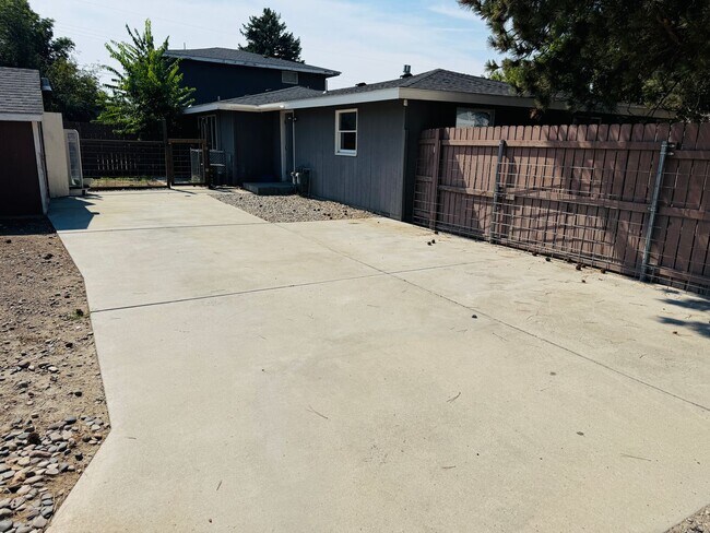 Foto del edificio - 1245 Cody Dr