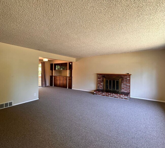 Building Photo - Updated 3-Bedroom Home with Deck & Garage in Mountlake Terrace!!!