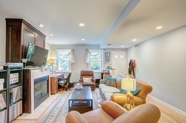 Building Photo - 1730 10th St NW