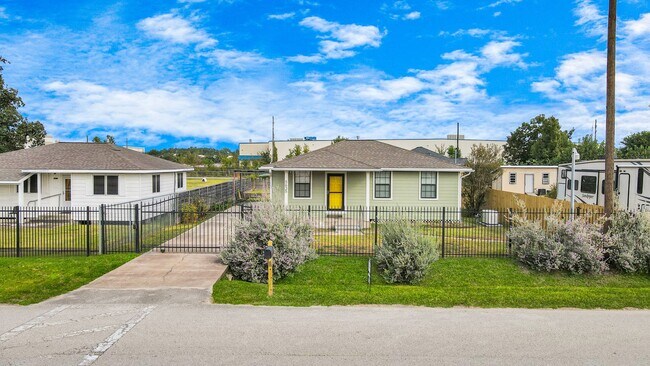 Foto del edificio - 5635 Mc Cracken Rd