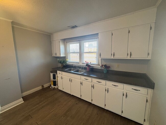 Foto del edificio - COMING SOON! SPACIOUS 2 BED HOUSE!