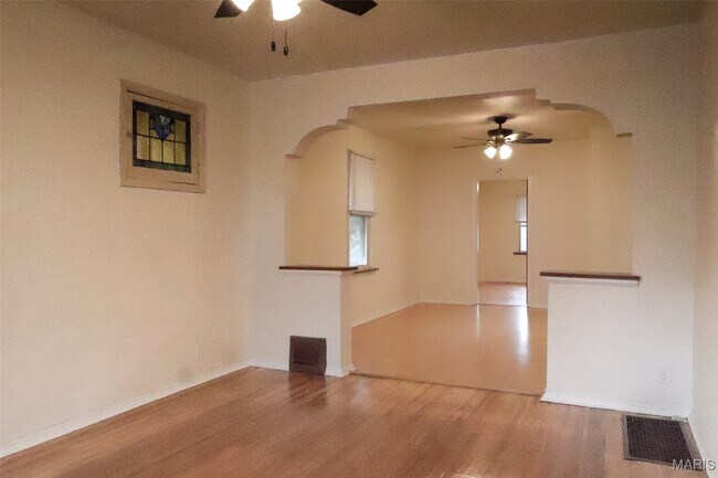 Foto del edificio - 6418 Hoffman Ave