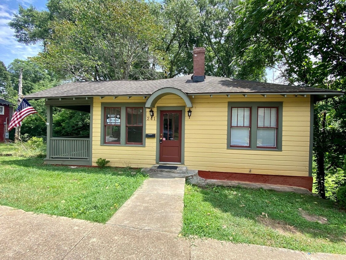 Foto principal - 2 bed 1 bath home in beautiful, historic H...