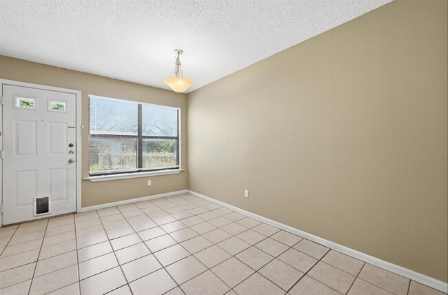 Foto del edificio - 8011 Lazy Ln