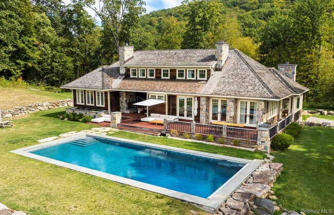 Foto del edificio - 121 Quaker Hill Rd