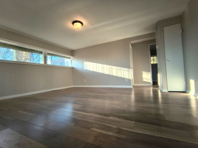 Building Photo - Updated 2br/1ba Oak Ridge bungalow