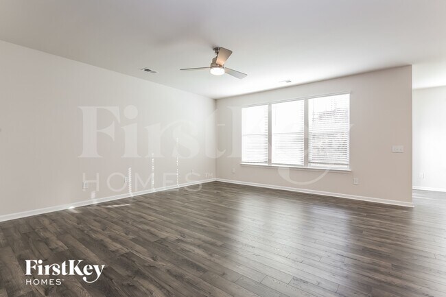 Foto del edificio - 566 Hillpark Ln