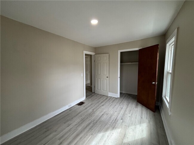 Foto del edificio - 373-375-375 Diven Ave