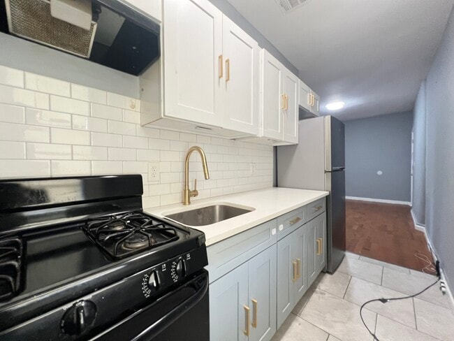 Unit 8 - 300 Lyons Ave