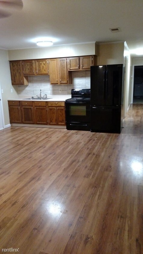 Primary Photo - 2 br, 1 bath Duplex - 207 Lake Dr Apt A