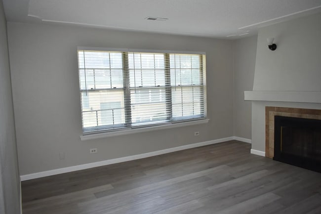 Foto del edificio - 9330 E Girard Ave
