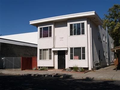 Building Photo - 537 E Oak St