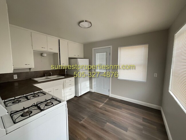 Building Photo - 2 Bed 1 Bath, Newly Remodeled House