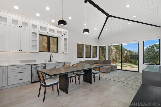 Foto del edificio - 341 Hidden Pines Rd