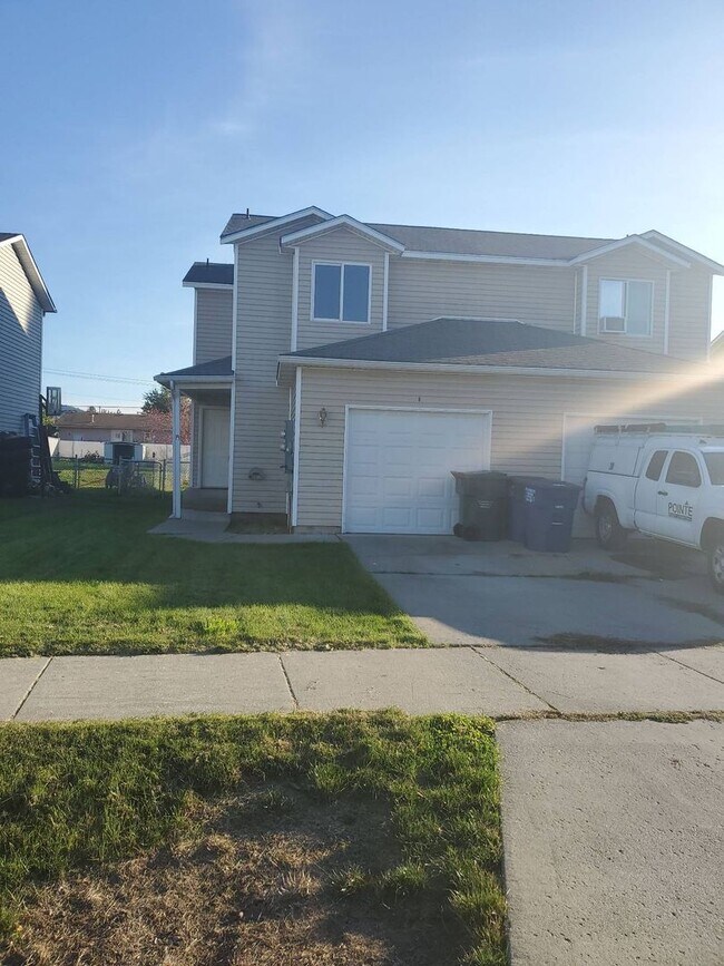 Building Photo - Wonderful 3 bedroom 2 bath Duplex in Post ...