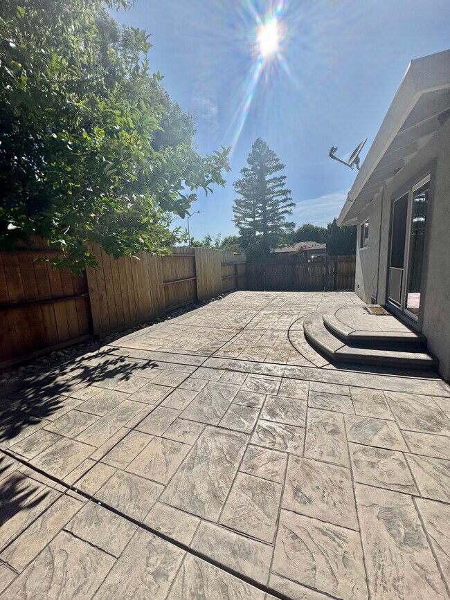 Building Photo - 1119 Encina Ct