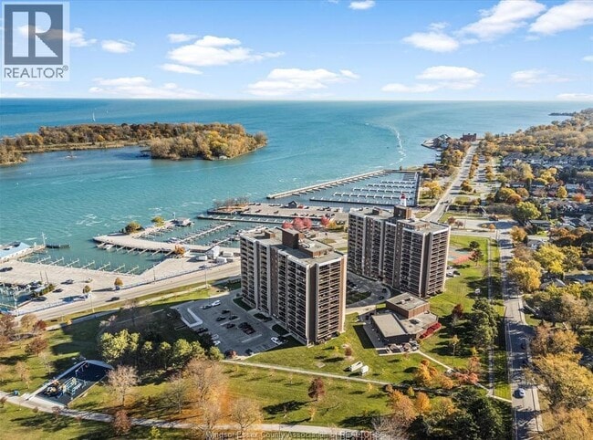 Photo du bâtiment - 9099 Riverside Dr E