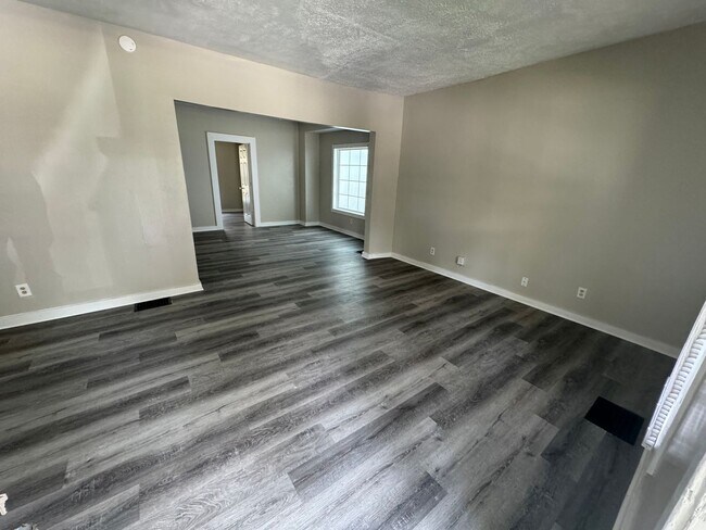 Building Photo - West Side 3 bedroom 2 bath
