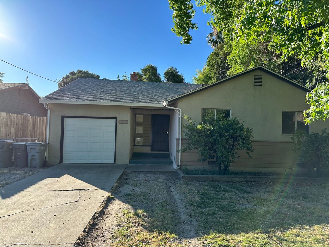 Primary Photo - 3035 Redwood Ave - West Sacramento 95691