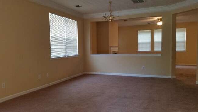 Foto del edificio - Swim Community - 4bd x 2 1/2bth w/2 Car Garage  (181 Bus Route) no sec 8
