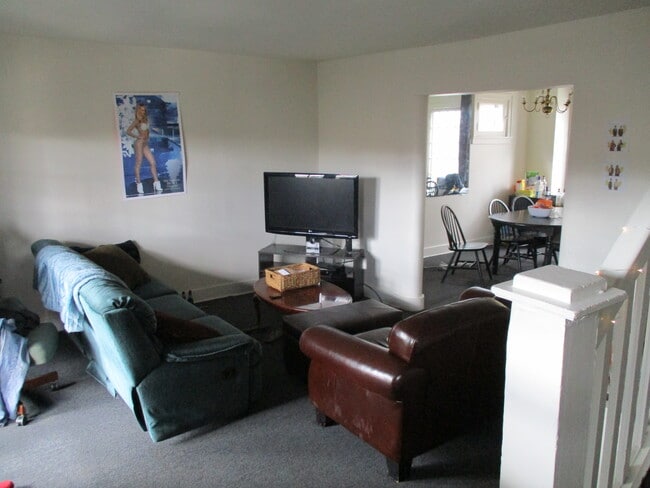 Lining Room - 5617 Wilkins Ave