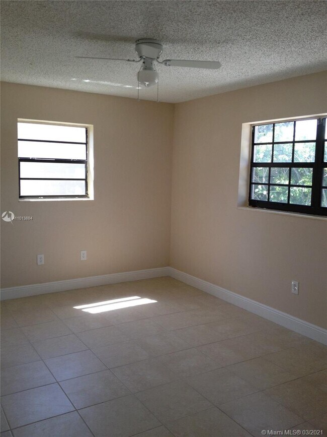 Foto del edificio - 350 NE 161st St