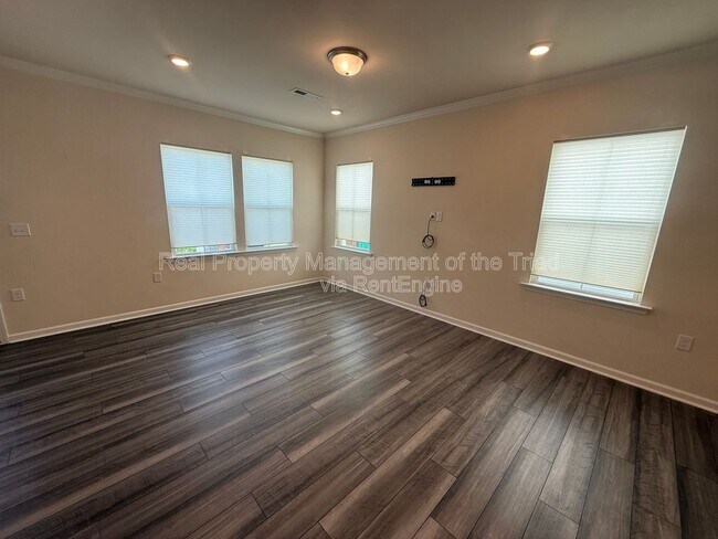 Foto del edificio - 886 Falls Grove Trl