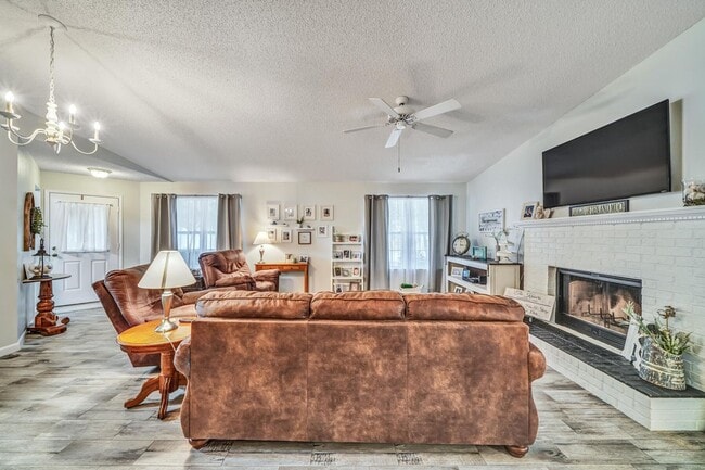 Building Photo - Updated 3 Bedroom in Central Location!