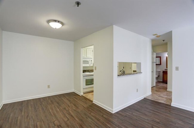 Building Photo - 300 Johnson Ferry Rd
