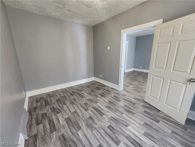 Foto del edificio - 3443 Regent Rd