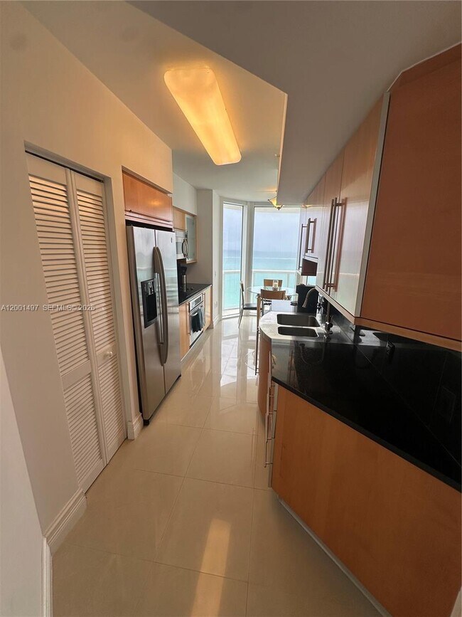 Foto del edificio - 6365 Collins Ave