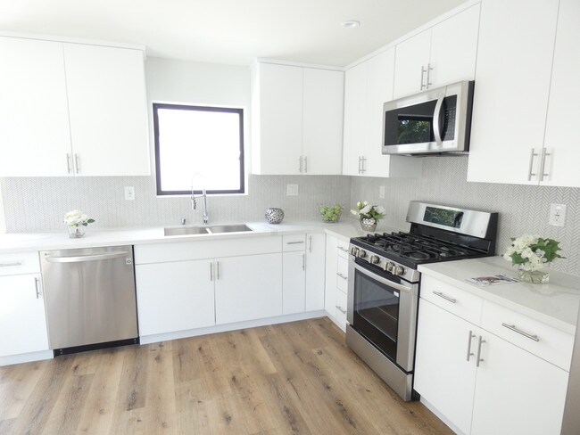 Building Photo - 1355 N Stanley Ave