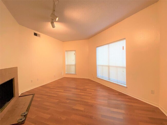 Foto del edificio - 3741 Thistlemont Dr