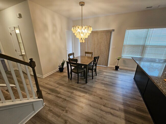 Building Photo - Spacious 5BR 2.5BA Home in Manning Crossing!