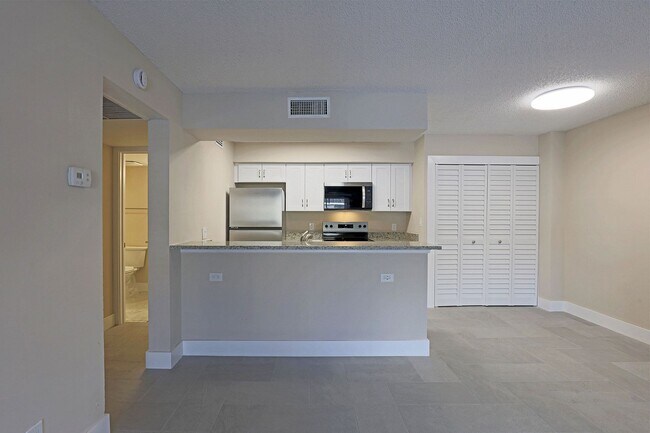 Building Photo - 5331 Summerlin Rd