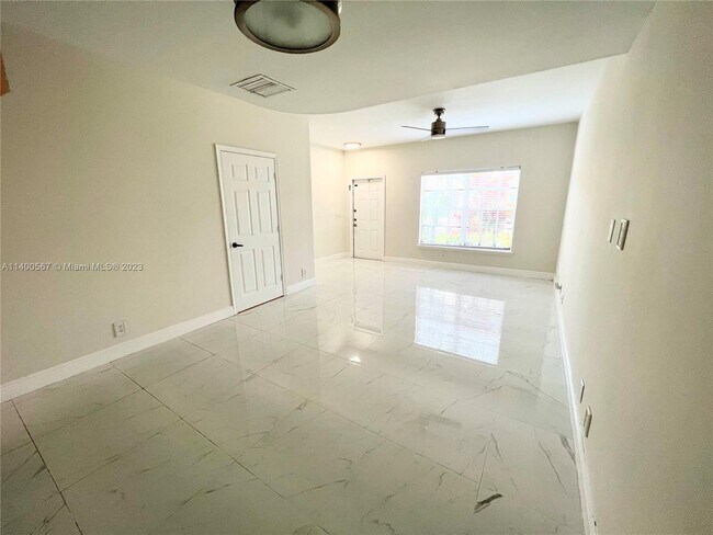 Foto del edificio - 9820 NW 56th Pl