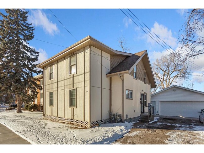 Building Photo - 203 Annapolis St W